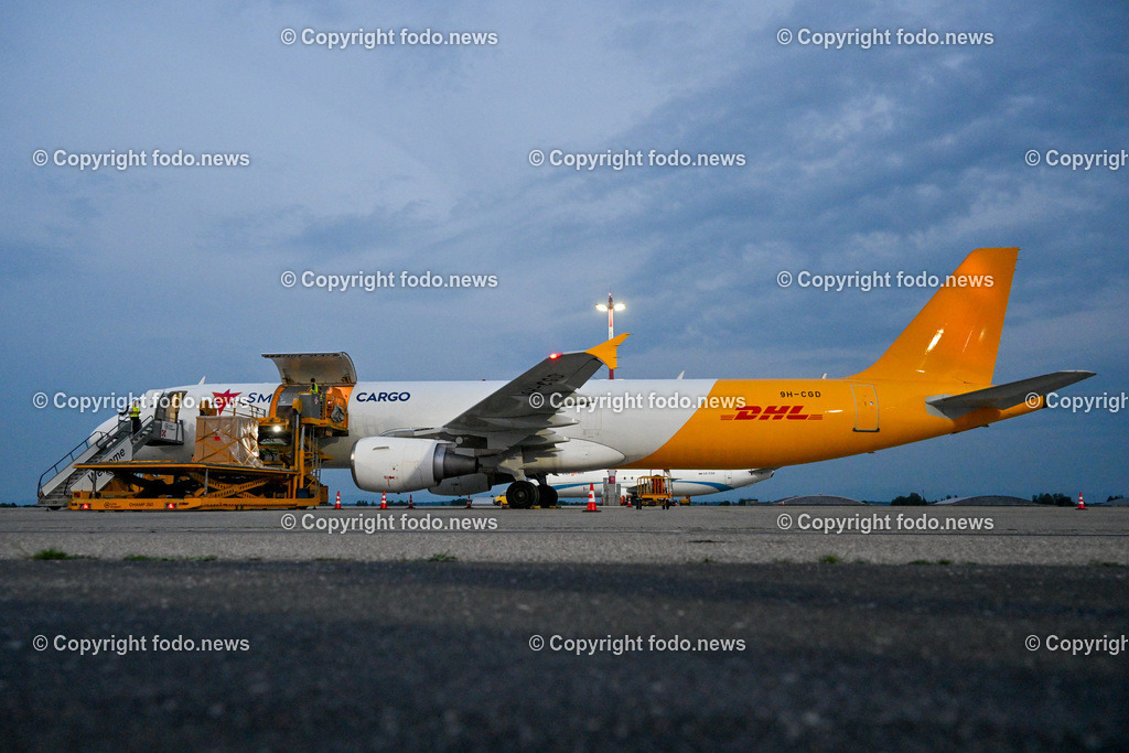 DHL Hoersching_ Warehouse_ Pakete_ Flugzeugbeladung_ 26.06.2023-85 | 26.06.2023, Linz Hoersching, AUT, DHL Hoersching, Warehouse, Flugzeugbeladung Pakete, im Bild Frachtflugzeug wird mit Frachtcontainer beladen