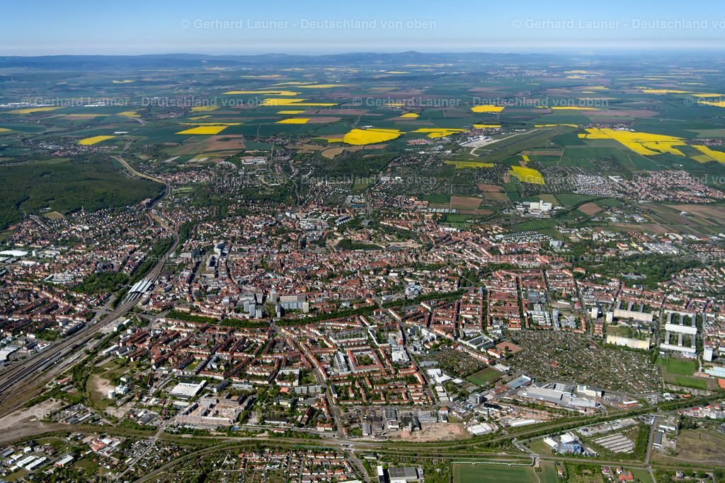 4026511 | ERFURT 07.05.2020 Stadtgebiet mit Außenbezirken und Innenstadtbereich in Erfurt im Bundesland Thüringen, Deutschland. Weiterführende Informationen bei: Landeshauptstadt Erfurt. // City area with outside districts and inner city area in Erfurt in the state Thuringia, Germany. Further information at: Landeshauptstadt Erfurt. Foto: Gerhard Launer