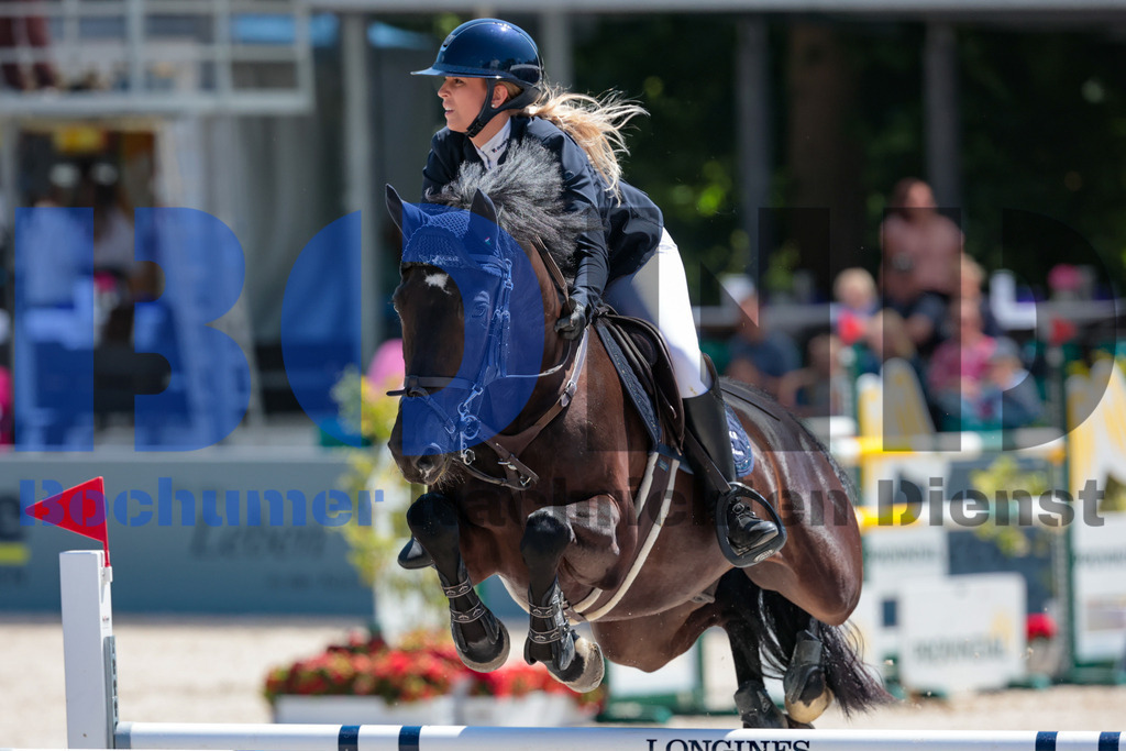 Longines Balve Optimum - Springen Samstag {date} -  | {headline}(Foto: Sebastian Sendlak / BOND) - Realisiert mit Pictrs.com