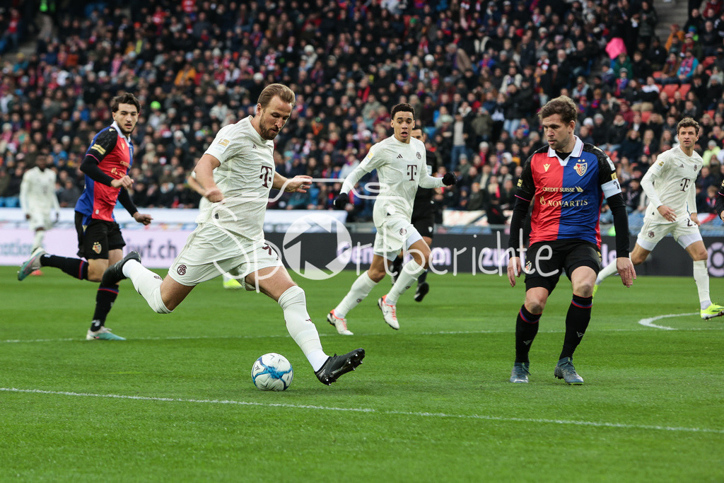 FC Basel - FC Bayern München | Harry KANE (FCB #9) im Duell mit Fabian FREI (Basel (#20) / Zweikampf