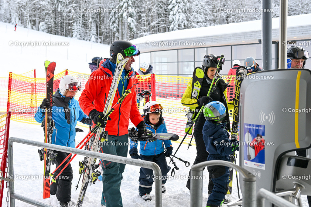 Hochficht_ Skigebiet_ Boehmerwald_ Saisonopening_ 08.12.2023-28 | 08.12.2023, Hochficht, AUT, Skigebiet Hochficht, Boehmerwald, Saisonopening 2023, im Bild Besucher, Sportler, Skifahrer, Talstation, einsteigen in Gondel, anstellen, Skilift, Ski, Snowboard