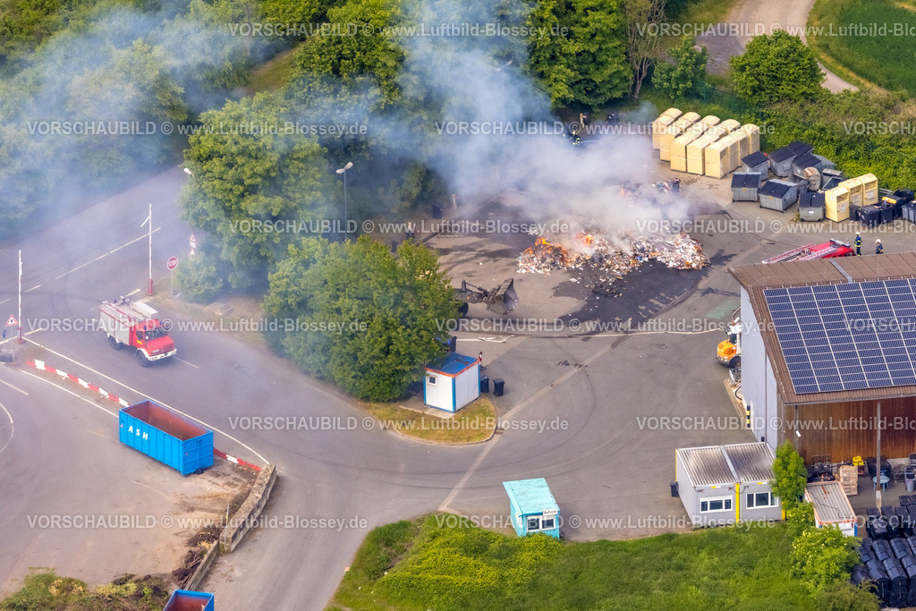 Hamm230512139brennedeMuelldeponie | Luftbild, Mülldeponie, Feuerstelle Abfallverbrennung, Brand und Rauch, Feuerwehr, Gelände Am Lausbach, Bockum-Hövel, Hamm, Ruhrgebiet, Nordrhein-Westfalen, Deutschland