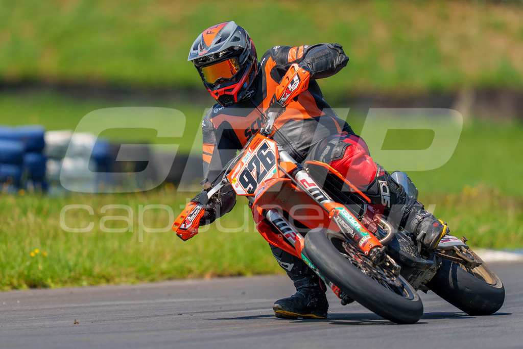 G-Cup + Supermoto Staatsmeisterschaft + Hungarian Supermoto Championship | GRIPcapture steht für authentische Sportfotografie in Österreich – für Momente, die mehr sind als Geschwindigkeit oder Ergebnis. Es geht um Emotion, Spannung, Fokus und den Augenblick, der oft nur einen Wimpernschlag dauert.Ob Motorsport, Teamsport oder 