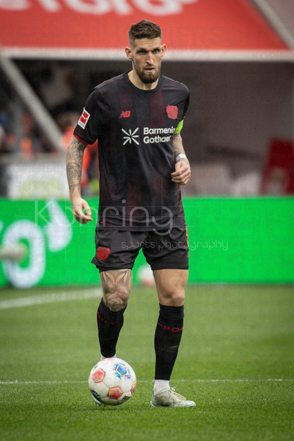 German Bundesliga, Bayer 04 Leverkusen vs. VfL Wolfsburg, 04.04.2026 | LEVERKUSEN, GERMANY - APRIL 4, 2026 :  Robert Andrich (Bayer 04 Leverkusen, 8) during the German Bundesliga match on gameday 28 between Bayer 04 Leverkusen vs. VfL Wolfsburg at BayArena on April 4, 2026 in Leverkusen, Germany. DFL REGULATIONS PROHIBIT ANY USE OF PHOTOGRAPHS AS IMAGE SEQUENCES AND/OR QUASI-VIDEO.