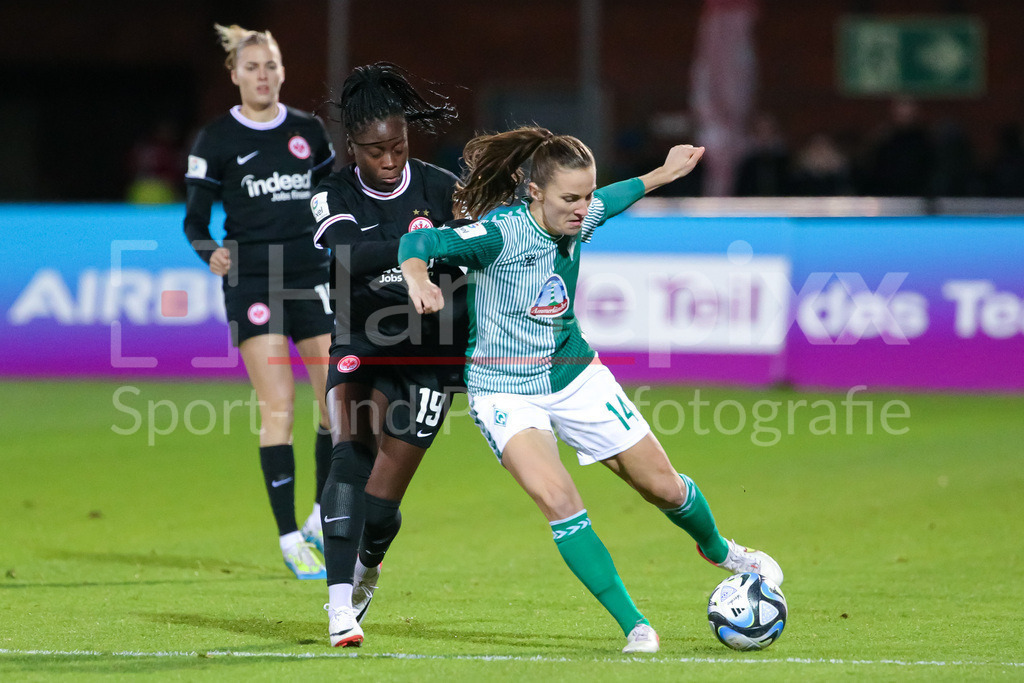Fussball, Google Pixel Frauen-Bundesliga, SV Werder Bremen - Eintracht Frankfurt | v.li.: Nicole Anyomi (Eintracht Frankfurt, 19) und Michaela Brandenburg (SV Werder Bremen, 14) im Zweikampf, Duell, Dynamik, Aktion, Action, Spielszene, DIE DFB-RICHTLINIEN UNTERSAGEN JEGLICHE NUTZUNG VON FOTOS ALS SEQUENZBILDER UND/ODER VIDEOÄHNLICHE FOTOSTRECKEN. DFB REGULATIONS PROHIBIT ANY USE OF PHOTOGRAPHS AS IMAGE SEQUENCES AND/OR QUASI-VIDEO.