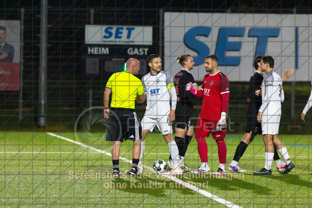 20261008_192736_0032_(c)_by_PhotoPeet | #,TSV Eschenbach (weiß) vs. SV Ebersbach (schwarz), Fußball, Bezirkspokal der Herren, Saison 2026/2027, Kunstrasenplatz, Schlater Straße, 73107 Eschenbach, 08.10.2026 - 19:30 Uhr,Foto: PhotoPeet / Sport- &amp; Eventfotografie / Peter Harich