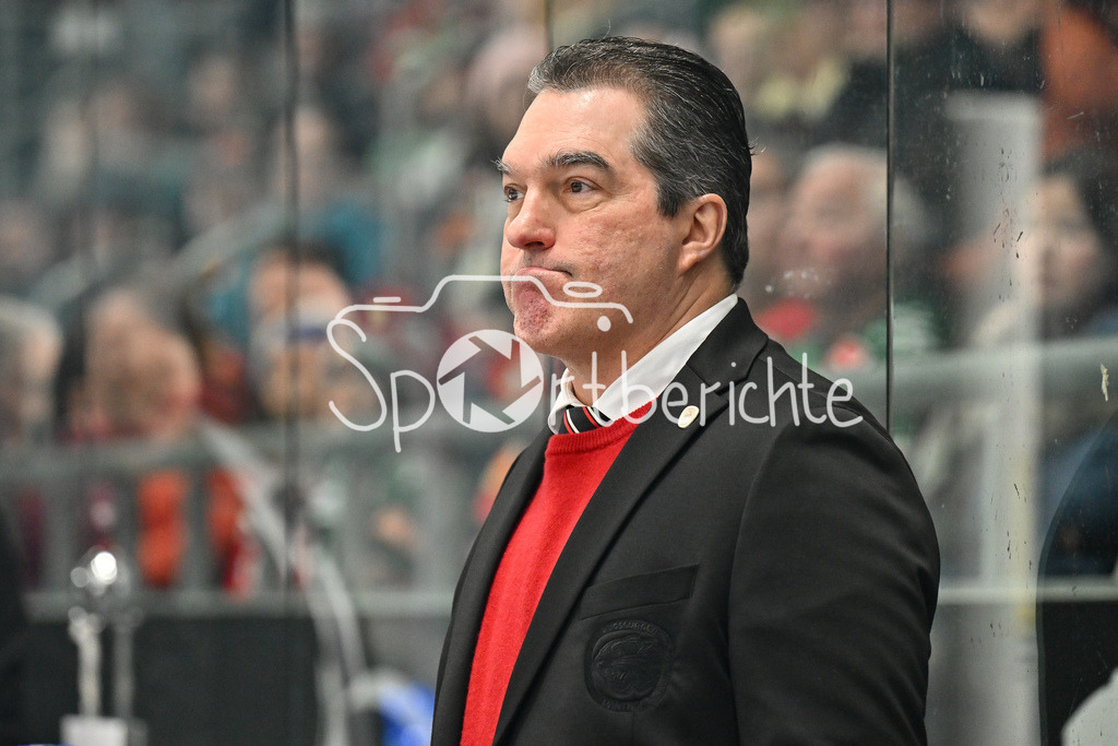 Augsburger Panther - Löwen Frankfurt  | Im Bild Larry MITCHELL Headcoach Augsburger Panther / Freisteller / Einzelfoto / DEL: Augsburger Panther - Loewen Frankfurt, Curt Frenzel Stadion am 12.01.2025