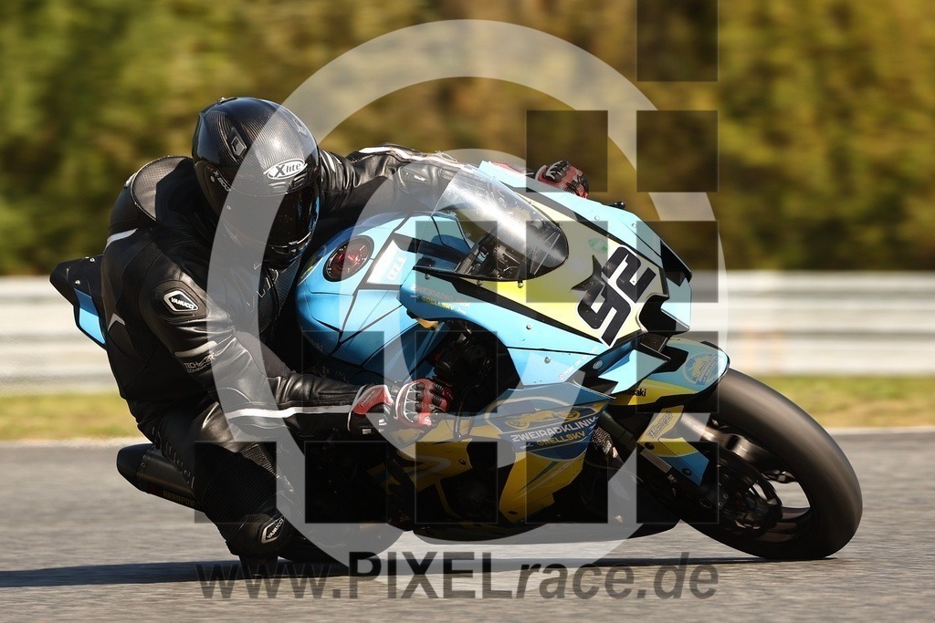 0092-20250909_14054 | Schöne Erinnerungen an spannende Momente - das festzuhalten ist unser Job. PIXELrace.de ist seit 2003 auf den Rennstrecken Europas unterwegs um die Action draußen beim Fahren und die wunderbare Stimmung imm Fahrerlager für euch einzufangen.