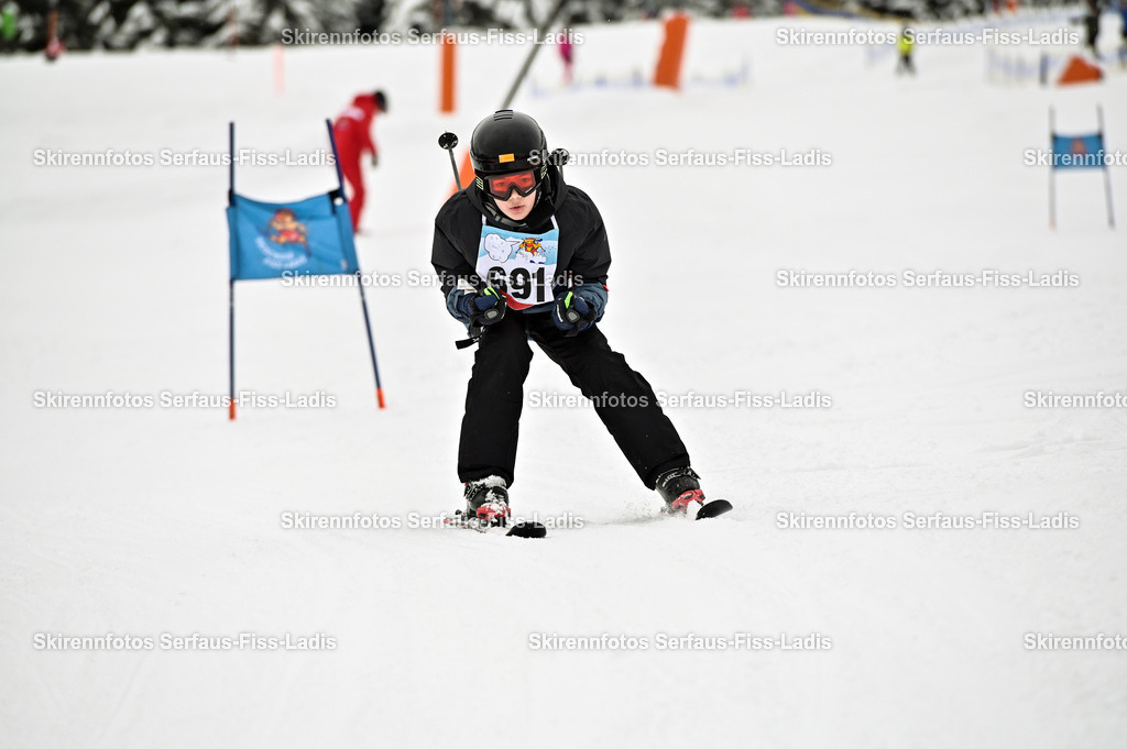 SRF_20.02.2026_0787 | Skirennfotos,Serfaus,Fiss,Ladis,Kinderskirennen,Winter,Tirol,Oberland,skirace,SFL,feelfree,weil wir's genießen,ski,Ski,skifahren,Sonnenplateau, - Realisiert mit Pictrs.com