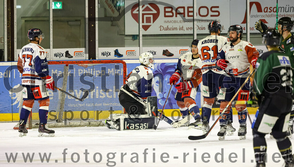 2023-03-07_110_TSV_Erding_gegen_ESC_Kempten | Erding, Deutschland, 07.03.2023:
Eishockey, Bayernliga Playoffs 2022 / 2023, Viertelfinale, TSV Erding gegen ESC Kempten, Endergebnis: 9:3

Kodi Schwarz (ESC Kempten, #77), Torwart David Blaschta (ESC Kempten, #1), Pascal Kröber (ESC Kempten, #61), Lars Grözinger (ESC Kempten, #93)

Foto: Christian Riedel / fotografie-riedel.net