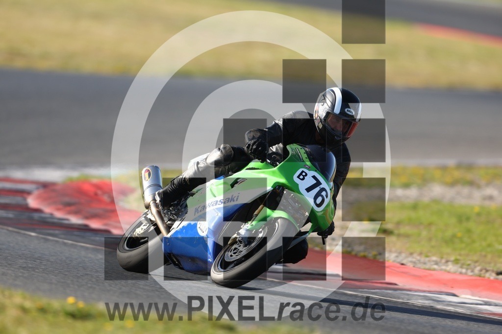 0b76-20250412_03950 | Schöne Erinnerungen an spannende Momente - das festzuhalten ist unser Job. PIXELrace.de ist seit 2003 auf den Rennstrecken Europas unterwegs um die Action draußen beim Fahren und die wunderbare Stimmung imm Fahrerlager für euch einzufangen.