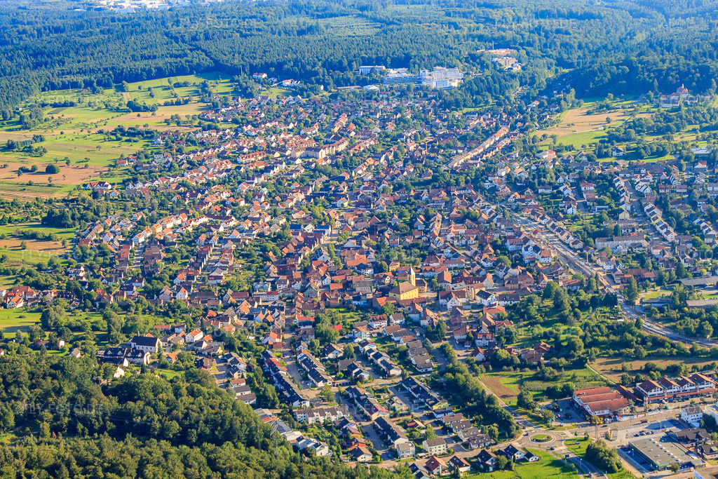 Luftbild: Ortsansicht von Nordwesten im Ortsteil Langensteinbach in Karlsbad im Bundesland Baden-Württemberg in Deutschland. Foto: IMG_32389.jpg vom 21.08.2010 durch Werner Riehm/FLY-FOTO.de