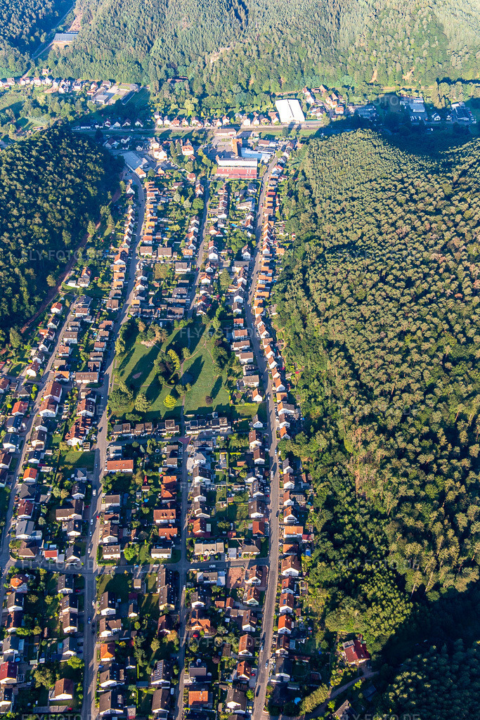 Luftbild: Römerstr und Spielplatz in Dahn im Bundesland Rheinland-Pfalz in Deutschland. Foto: IMG_143084.jpg vom 06.08.2024 durch Werner Riehm/FLY-FOTO.de