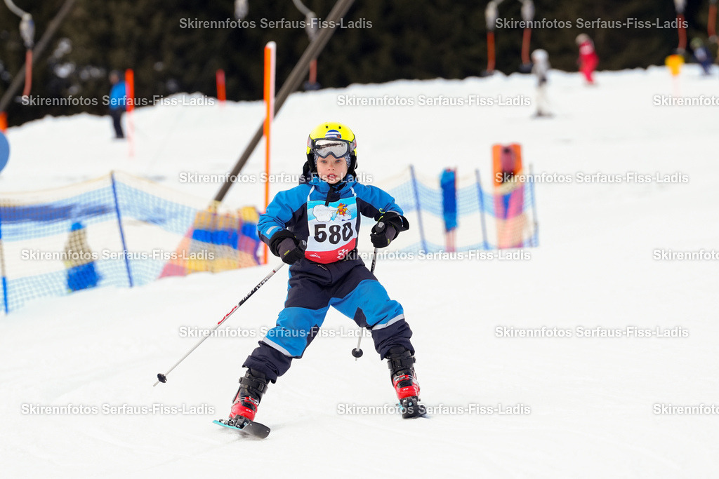 SRF_02.01.2026_1006 | Skirennfotos,Serfaus,Fiss,Ladis,Kinderskirennen,Winter,Tirol,Oberland,skirace,SFL,feelfree,weil wir's genießen,ski,Ski,skifahren,Sonnenplateau, - Realisiert mit Pictrs.com