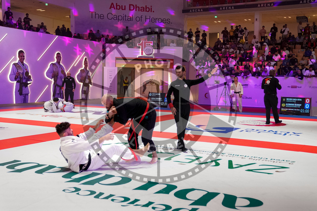 20231109PBB3664 | Fighters compete during the AJP World Professional Championship in the Mubadala Arena in Abu Dhabi, Arab United Emirates, on November 9, 2023.