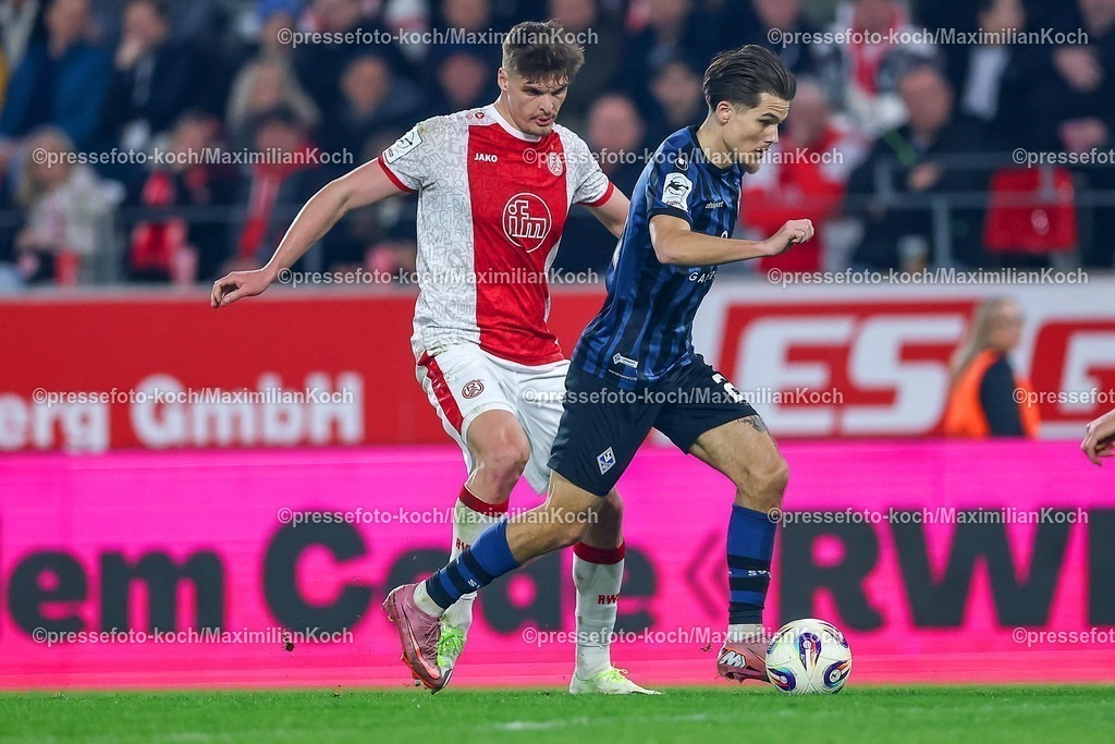 RWE04032601072 | 2026.03.04, Fußball, 3.Liga Herren, Rot-Weiss Essen -  SV Waldhof Mannheim, Stadion Hafenstraße, 27.Spieltag, Saison 2025 / 2026: Marek Janssen&nbsp;(Rot-Weiss Essen #20) im Zweikampf gegen  Diego Michel (Waldhof Mannheim #28)  DFB regulations prohibit any use of photographs as image sequences and or quasi-video.