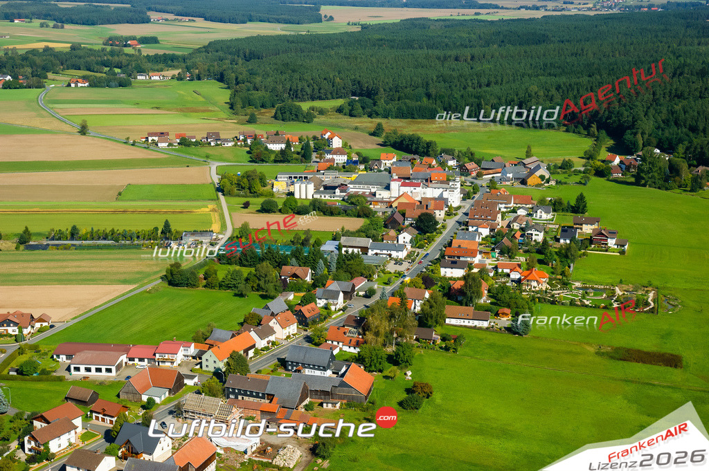 Die Luftaufnahme Neundorf - Mitwitz wurde vom UL-Flugzeug (keine Drohne) aus fotografiert.Hohe Druck- Auflösung-die Geschenkidee!