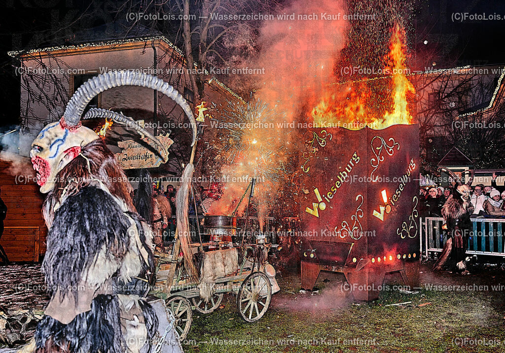 ALP9667_Wieselburger ADVENT_Wintersonnenwende_Perchtenlauf | (C)FotoLois.com, Alois Spandl, Wieselburger Advent, Wintersonnenwendfeier mit Umzug durch die Stadt, Sonnenwendfeuer und Perchtenlauf mit Show im Schlosspark, Mitwirkung der Partnergemeinde EINBECK, Sa 17. Dezmber 2022.