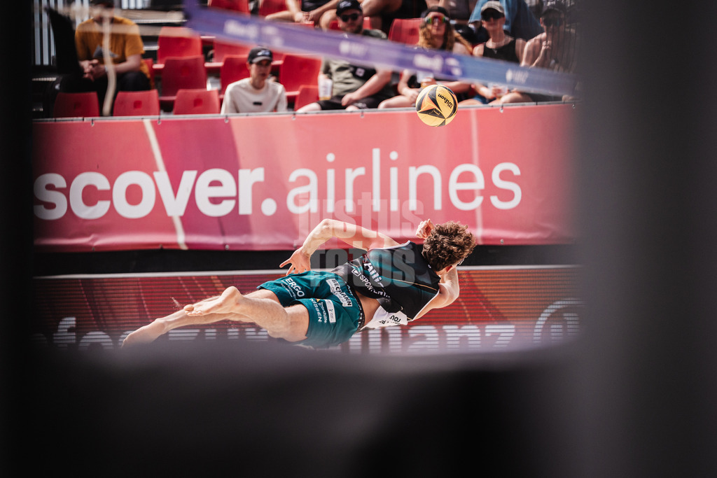 Beachvolleyball | Männer | Allianz German Beach Tour 2025 | Tourstop Bremen | 13.06.2025 | Hennes Nissen springt zum Ball