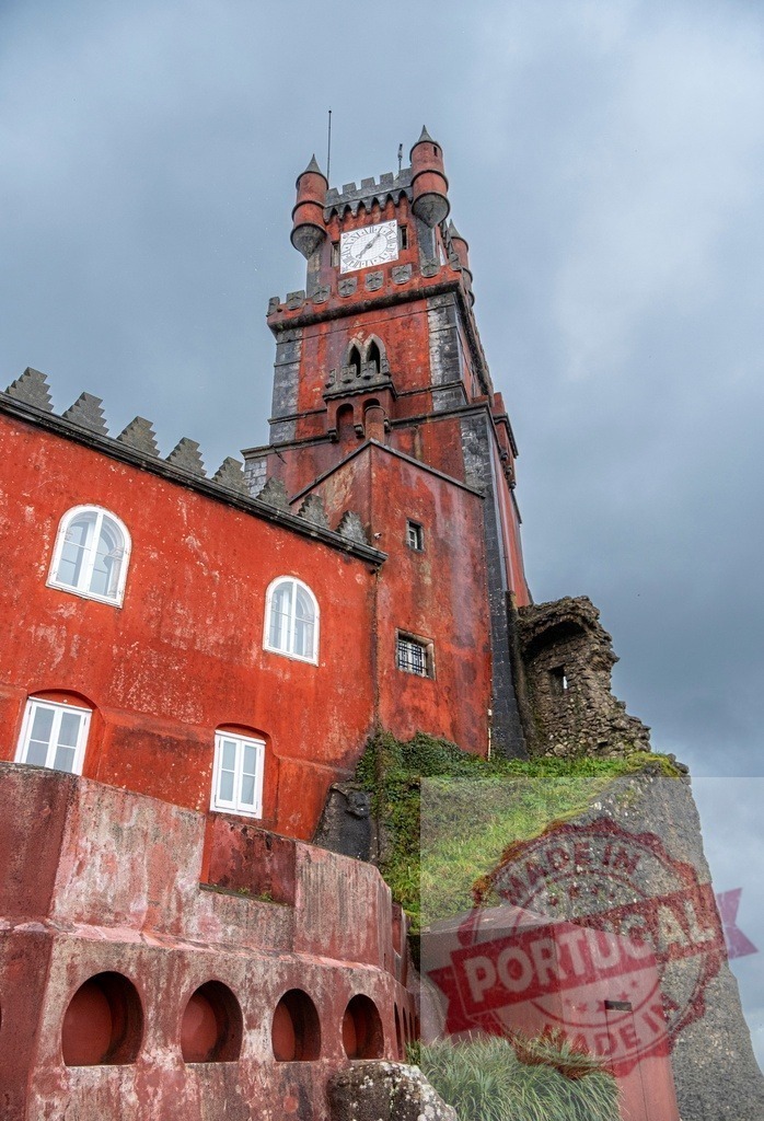 Pena National Palace clock tower in Sintra, Portugal | Pena Palace red walls and clock tower rising against a cloudy sky - Realisiert mit Pictrs.com