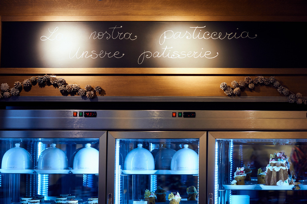 Gelateria la Romana | Wien, Austria - December 21, 2017: Gelateria la Romana; Blick auf die Patisserie. - Realisiert mit Pictrs.com