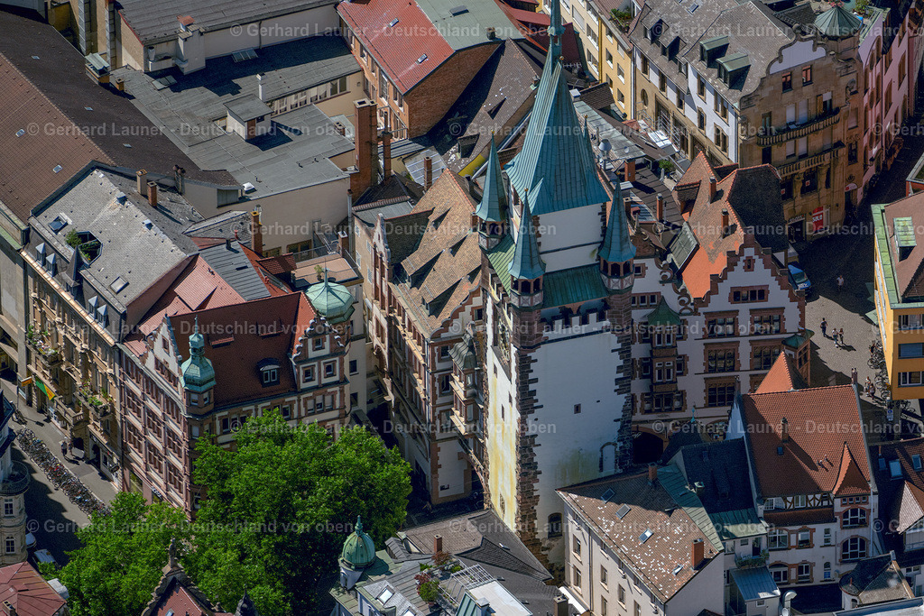 4033476 | FREIBURG IM BREISGAU 30.06.2020 Turm- Bauwerk Martinstor an der Kaiser-Joseph-Straße in der Altstadt in Freiburg im Breisgau im Bundesland Baden-Württemberg, Deutschland. Weiterführende Informationen bei: Stadt Freiburg im Breisgau. // Tower building Martinstor at the former historic city walls in Freiburg im Breisgau in the state Baden-Wurttemberg, Germany. Further information at: Stadt Freiburg im Breisgau. Foto: Gerhard Launer