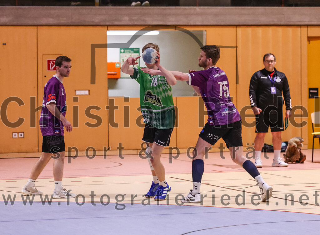 2025-03-15_047_SpVgg_Altenerding_gegen_TSV_Schleissheim | Erding, Deutschland, 15.03.2025:Handball, Bezirksoberliga Männer 2024 / 2025, 18. Spieltag, SpVgg Altenerding gegen TSV Schleißheim, Endergebnis: 32:27Joseph Wyhnalek (SpVgg Altenerding, #2), Konstantin Huber (TSV Schleissheim, #78), Ferdinand Menzel (SpVgg Altenerding, #75), Trainer Simon Klawe (SpVgg Altenerding)Foto: Christian Riedel / fotografie-riedel.net