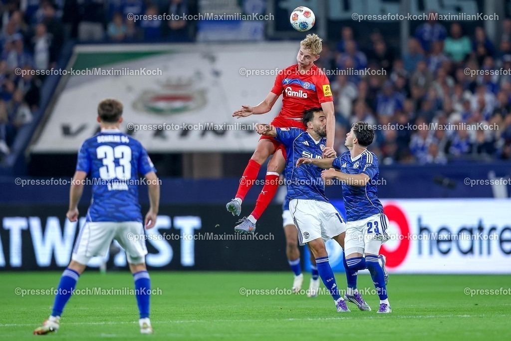 S0413092501062 | 13.09.2025, Fußball, FC Schalke 04 - Holstein Kiel, 5.Spieltag, 2. Fußball Bundesliga, Veltins-Arena Gelsenkirchen, Saison 2025 2026: Kasper Davidsen (Holstein Kiel #15) im Zweikampf gegen  Kenan Karaman  (Schalke04 #19) DFB regulations prohibit any use of photographs as image sequences and or quasi-video.