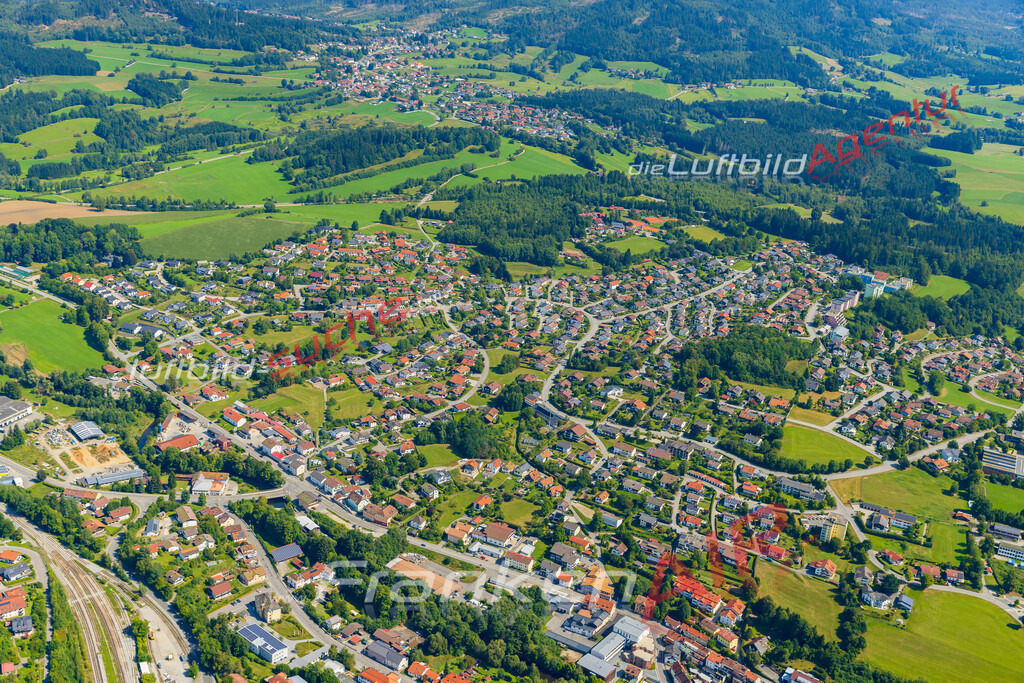 schrägluftbild-zwiesel-luftaufnahme-lizenz-5311-jahr-2025 | Luftaufnahme von Zwiesel - Die Luftaufnahme wurde 2025 vom UL-Flugzeug heraus erstellt ( keine Drohne ) - Hochauflösende Luftaufnahme - für professionelle Ausdrucke geeignet. Die Geschenkidee !Mit Lizenz und Bildrechte bestellbar