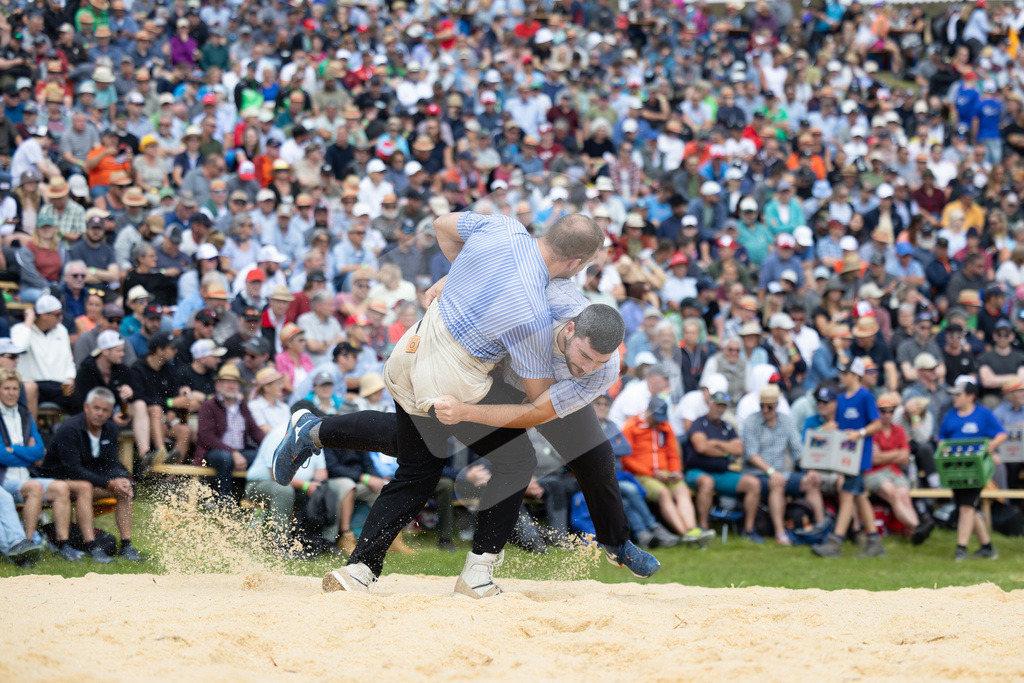 Rigi2025_1575 | Die Schwinger des Schwyzer Kantonalen Schwingerverbandes: Fotos, die Dynamik und Leidenschaft festhalten, sowie emotionale Momente aus dem traditionellen Schwingsport zeigen. - Realisiert mit Pictrs.com