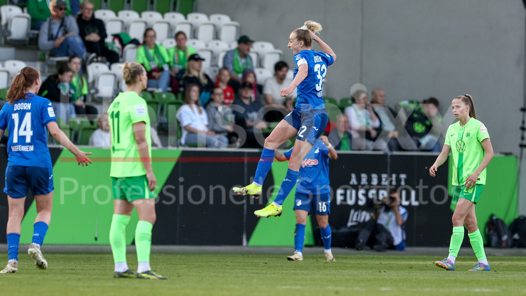 Fussball, Google Pixel Frauen-Bundesliga, VfL Wolfsburg - TSG 1899 Hoffenheim | Torschützin Vanessa Diehm (TSG 1899 Hoffenheim, 32) mit Torjubel, Jubel, jubeln, jubelt, optimistisch, Spielszene, Highlight, Freude über das Tor zum 0:1, DIE DFB-RICHTLINIEN UNTERSAGEN JEGLICHE NUTZUNG VON FOTOS ALS SEQUENZBILDER UND/ODER VIDEOÄHNLICHE FOTOSTRECKEN. DFB REGULATIONS PROHIBIT ANY USE OF PHOTOGRAPHS AS IMAGE SEQUENCES AND/OR QUASI-VIDEO.