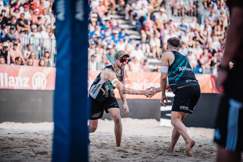 Beachvolleyball | Männer | Deutsche Meisterschaften 2025 Timmendorfer Strand | 06.09.2025 | v.l. Benedikt Sagstetter und Jonas Sagstetter klatschen ein