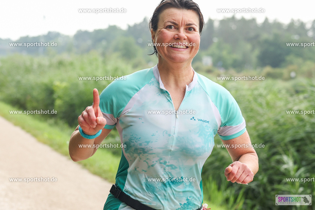 LUR_1595 | 34. M-net Erlanger Triathlon 2025 #erlangertriathlon  #mnettriathlon2025 #mnettriathlon #team #olympischedistanz #mitteldistanz #triathlon #maindonaukanal  #erlangertriathlon2025 #yourpictrs #tv1848 #tv1848erlangen  #triathlonbayern #sportinerlangen #demsportverbunden #sportshot_your_pictrs Copyright: www.sportshot.de
