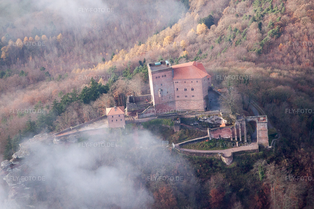 Luftbild: Burg Trifels in Wolken in Annweiler am Trifels im Bundesland Rheinland-Pfalz in Deutschland. Foto: IMG_61187.jpg vom 30.11.2013 durch Werner Riehm/FLY-FOTO.de