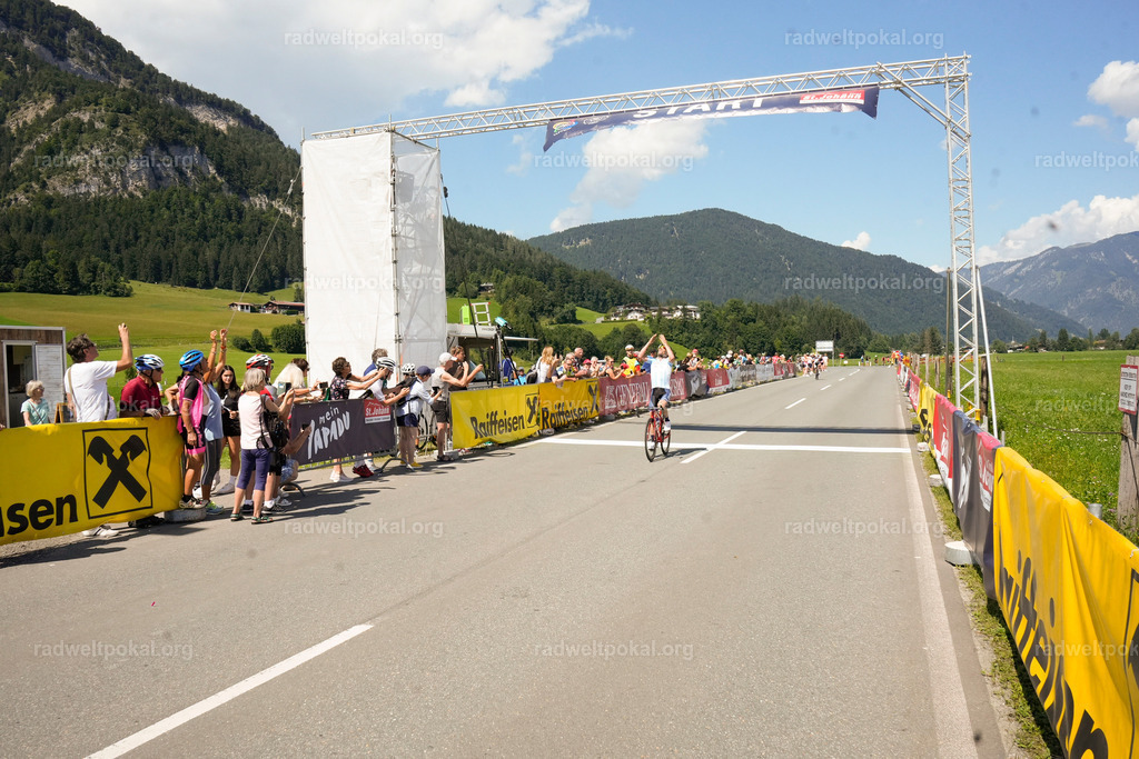 694_20230817_Bewerb_Maenner_Muehlanger | AUT - OESTERREICH, 2023-08-16: SPORT RENNRAD-FAHREN - 55. INTERNATIONALER RADWELTPOKAL IN ST. JOHANN IN TIROL  - Vintage-Radrennen mit WM-Bronze-Medaillen-Siegerin Christina Schweinberger, den Teilnehmer und Alexander Baumann (vom Orginastions-Team) - TAG 2 BEWERB MAENNER IN SECHS GRUPPEN  ; Foto: Roland Muehlanger