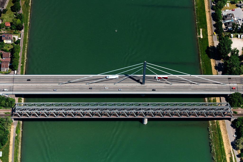 dr__0105753.jpg | KARLSRUHE 26.05.2023 Fluß - Brückenbauwerke für Bahn und B10 über den Rhein bei Maxau im Ortsteil Knielingen in Karlsruhe im Bundesland Baden-Württemberg, Deutschland. 