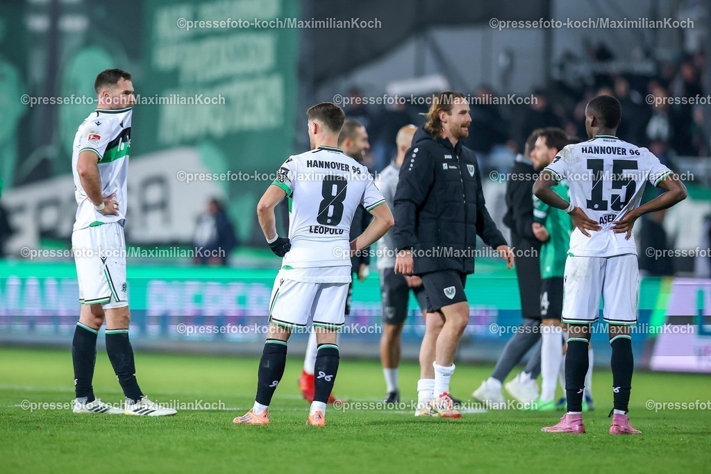 PRM05122501116 | 05.12.2025, Fußball, Preußen Münster - Hannover 96, 2. Fußball Bundesliga,  Preußenstadion, Saison 2025 2026: Enttäuschte Gesichter nach dem Unentschieden bei Hannover96  - Boris Tomiak (Hannover96 #03) Enzo Leopold (Hannover96 #08) Noel Aseko (Hannover96 #15) DFB regulations prohibit any use of photographs as image sequences and or quasi-video.