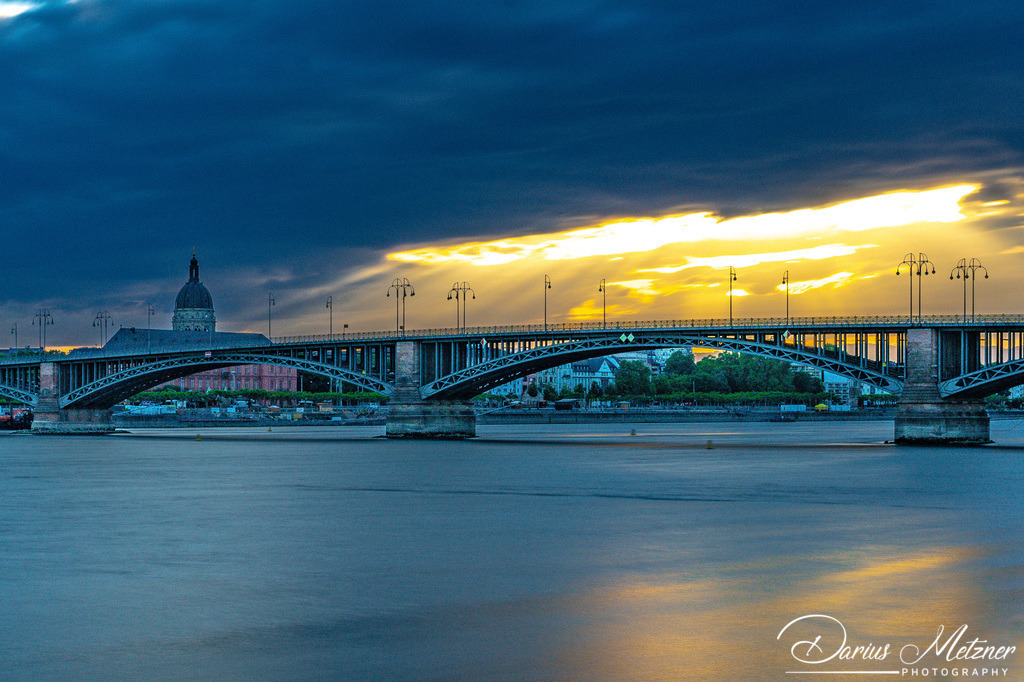 Theodor-Heuss-Brücke in Mainz | Die Theodor-Heuss-Brücke verbindet über den Rhein die Landeshauptstadt Mainz mit dem Ortsbezirk Mainz-Kastel von Wiesbaden. 