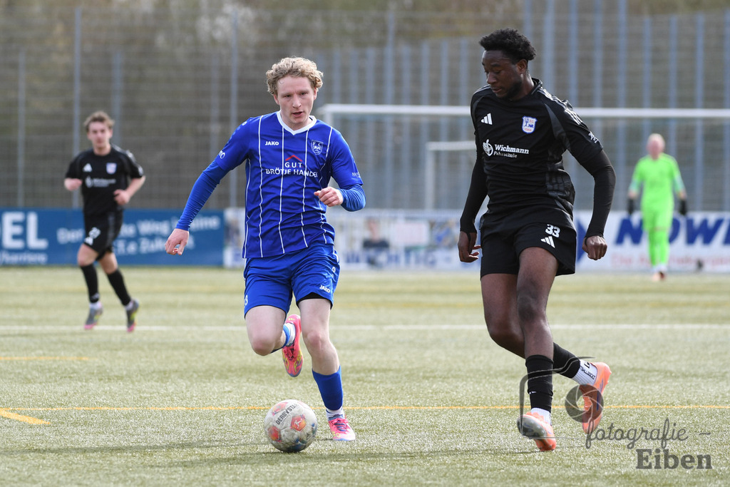 FC Rastede-VFl Stenum | Herren Bezirksliga 2; FC Rastede (blau)-VFL Stenum (schwarz) am 29.03.2026 in Rastede (Sportanlage Köttersweg), Photo: Philip Eiben 2026 - Realisiert mit Pictrs.com