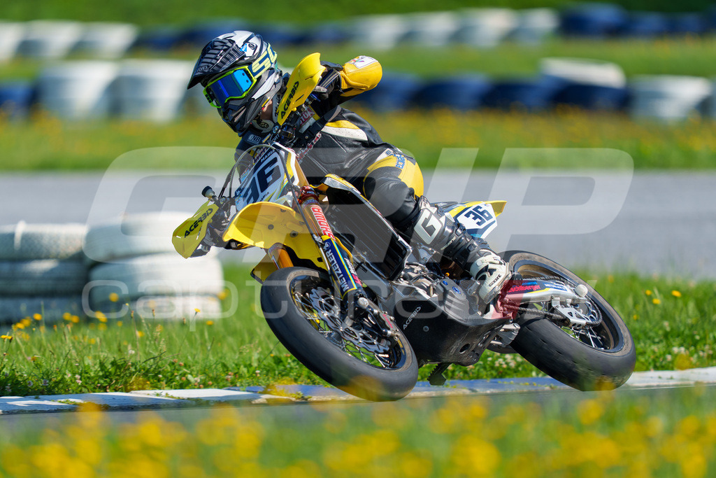 SuperMoto_Staatsmeisterschaft_Greinbach_089 | GRIPcapture steht für authentische Sportfotografie in Österreich – für Momente, die mehr sind als Geschwindigkeit oder Ergebnis. Es geht um Emotion, Spannung, Fokus und den Augenblick, der oft nur einen Wimpernschlag dauert.Ob Motorsport, Teamsport oder 