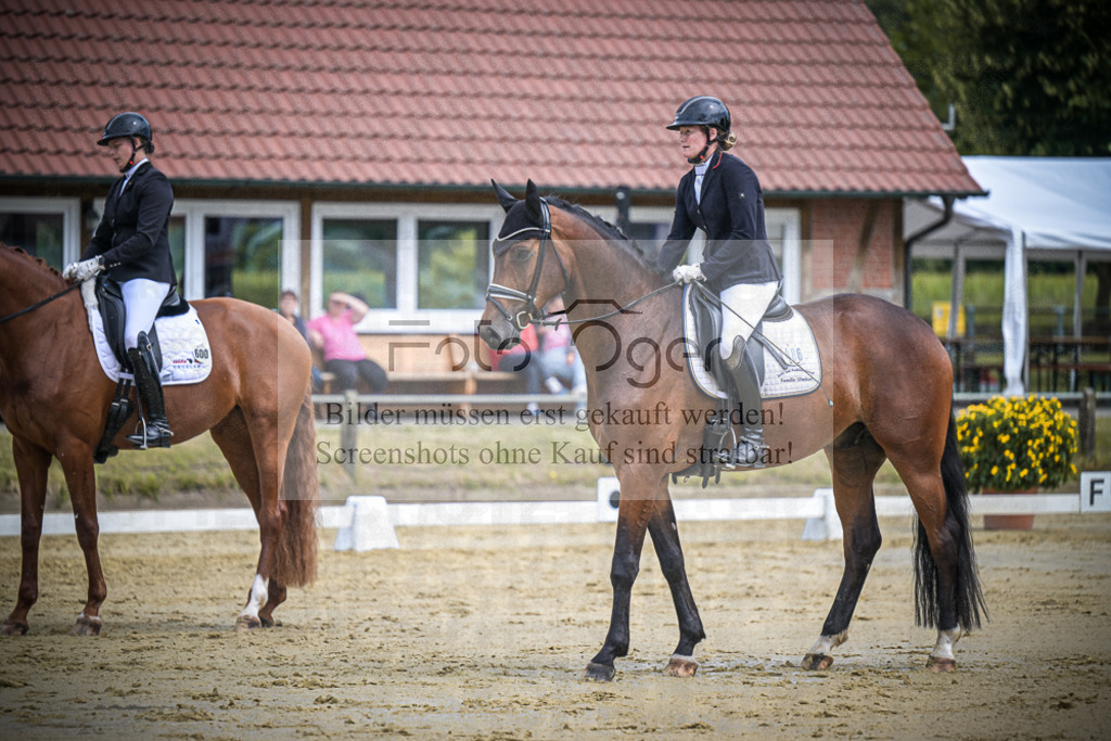 DOS_8829 | Entdecke hochwertige Reitturnierfotos von Foto Oger. Professionell, emotional und authentisch – jetzt Lieblingsmomente im Shop bestellen.Deutschlandweite Turnierfotografie. - Realisiert mit Pictrs.com