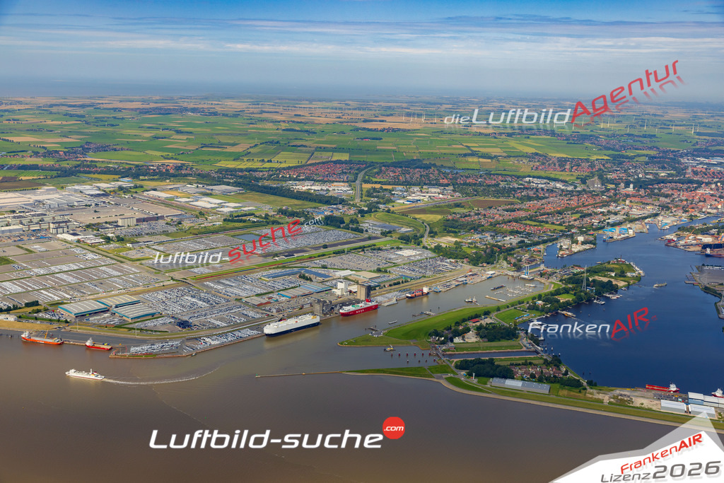 Stadt Emden von Oben- Die Luftaufnahme wurde 2025 vom UL-Flugzeug heraus erstellt ( keine Drohnenaufnahme ) - Hochauflösende Luftaufnahme - für Wandbilder und großformatige Ausdrucke geeignet. Das besondere Geschenk!Hier alle&nbsp;Infos zur Lizenzierung der LuftaufnahmeWir fliegen auch dieses Jahr wieder in Ihre Region um Luftbilder zu erstellen.- Luftbild anfragen