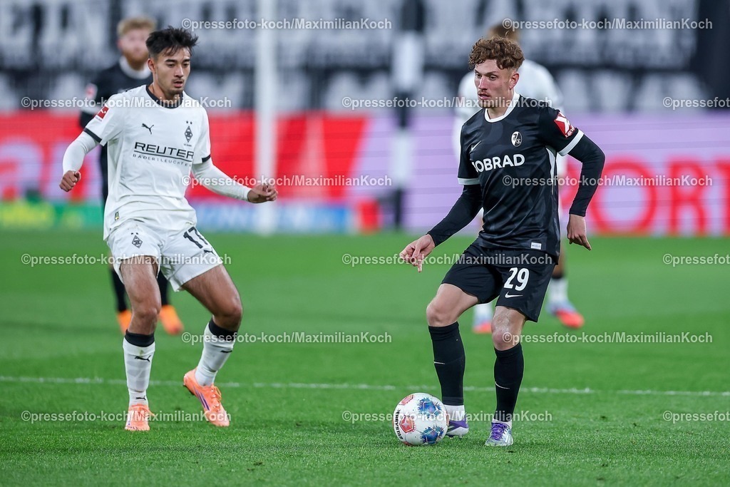 BMG05102501062 | 05.10.2025, Fußball, Borussia Mönchengladbach - SC Freiburg, 1. Fußball Bundesliga, Borussia-Park, Saison 2025 2026: Jens Castrop&nbsp;(Borussia Mönchengladbach #17) im Zweikampf gegen  Philipp Treu&nbsp;(SC Freiburg #29) DFB regulations prohibit any use of photographs as image sequences and or quasi-video.