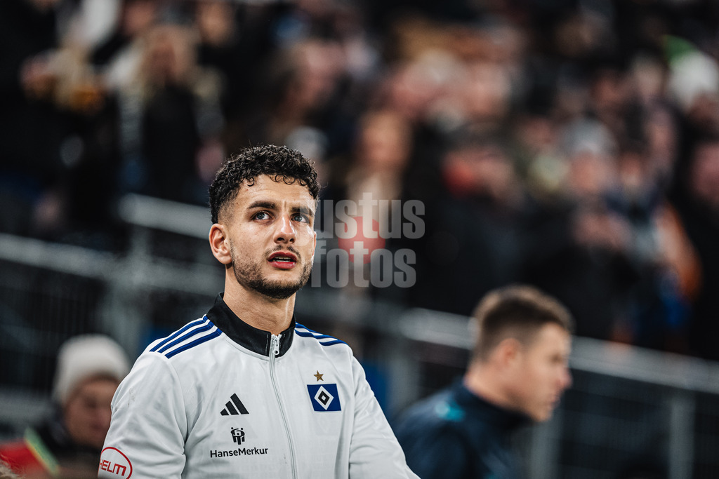 Fußball | Männer | Saison 2024/2025 | 2. Fußball-Bundesliga | 18. Spieltag | Hamburger SV vs. 1. FC Köln | 18.01.2025 | Daniel Elfadli (#8, HSV) beim Einlauf ins Stadion