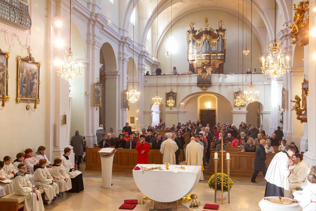 Festmesse-065 | Fotodoku der Festmesse anläßlich der Seligsprechung von Maria Theresia LEDOCHOWSKA 1975, zelebriert von Altbischof DDr. Klaus Küng und Pfarrer Mag. Zenon PAJAK in der Pfarrkirche Loosdorf. 