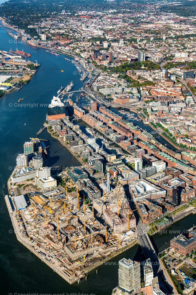 Hamburg_Hafencity_Sandtorkai_Baustelle_ELS_3912220922 | HAMBURG 22.09.2022 Baustelle zum Neubau des Gebäudekomplexes des Einkaufszentrum am Überseequartier am Chicagokai - Osakaallee im Bereich des ehemaligen Grasbrooks im Ortsteil Hafencity in Hamburg, Deutschland. Weiterführende Informationen bei: CHRISTIAN DE PORTZAMPARC,  Depenbrock Bau GmbH & Co. KG,  F + Z Baugesellschaft, Zweigniederlassung der Hecker Bau GmbH & Co. KG,  Stump-Franki Spezialtiefbau GmbH,  Unibail-Rodamco Germany GmbH,  Unibail-Rodamco ÜSQ Süd Quartiersmanagement GmbH. // Construction site for the new building complex of the shopping center at Ueberseequartier at Chicagokai - Osakaallee in the area of the former Grasbrooks in the Hafencity district in Hamburg, Germany. Further information at: CHRISTIAN DE PORTZAMPARC,  Depenbrock Bau GmbH & Co. KG,  F + Z Baugesellschaft, Zweigniederlassung der Hecker Bau GmbH & Co. KG,  Stump-Franki Spezialtiefbau GmbH,  Unibail-Rodamco Germany GmbH,  Unibail-Rodamco UeSQ Sued Quartiersmanagement GmbH. Foto: Martin Elsen