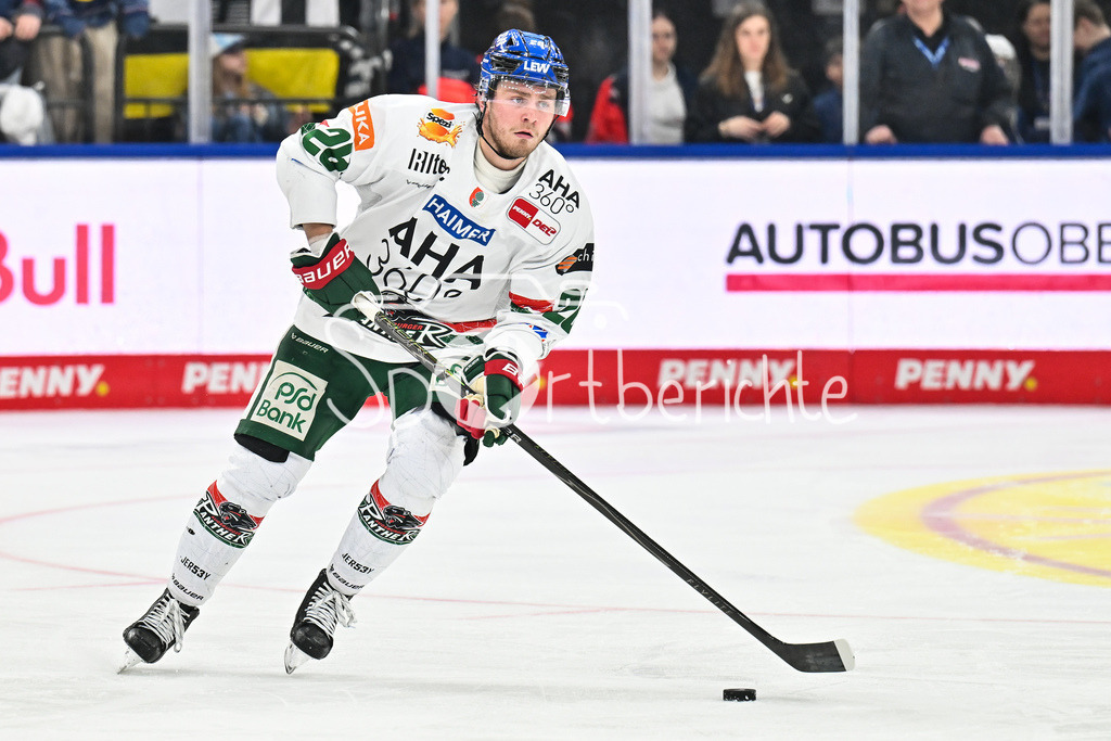 EHC RB München - Augsburger Panther | MUNICH, GERMANY - 30. DECEMBER:  am Puck Alexander BLANK (Augsburger Panther 26) / Einzelfoto / Freisteller während dem Match zwischen dem EHC Red Bull München und den Augsburger Panthern am 34. Spieltag der Penny DEL im SAP Garden