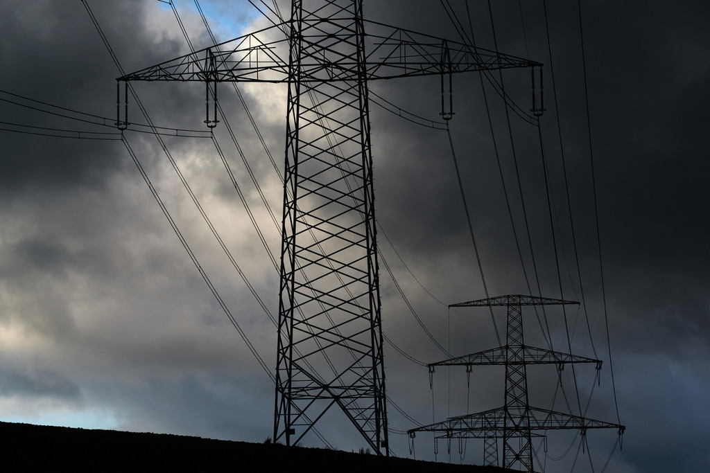 Strommasten mit Leitung im Gewitterhimmel | Enzersfeld, Austria - October 24, 2020: Strommasten mit Leitung im Gewitterhimmel. - Realisiert mit Pictrs.com