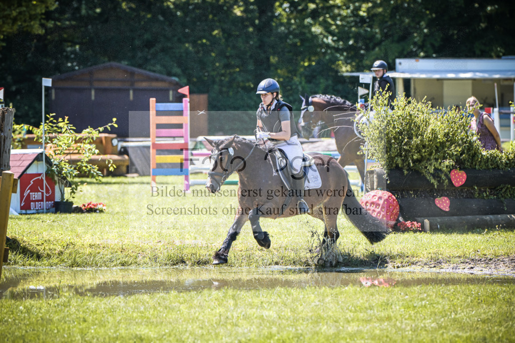 DOS_6516 | Entdecke hochwertige Reitturnierfotos von Foto Oger. Professionell, emotional und authentisch – jetzt Lieblingsmomente im Shop bestellen. - Realisiert mit Pictrs.com