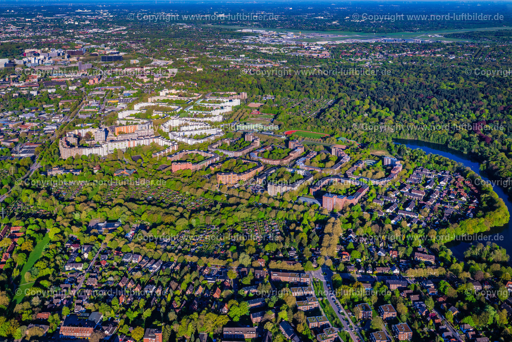 Hamburg_Steilshoop_ELS_9805270425 | HAMBURG 27.04.2025 Wohngebiet der Mehrfamilienhaussiedlung an der Straße Schreyerring im Ortsteil Steilshoop in Hamburg, Deutschland. // Residential area of the multi-family house settlement on street Schreyerring in the district Steilshoop in Hamburg, Germany. Foto: Martin Elsen